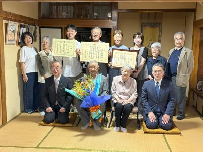 上村定市さんと御家族、知事、市長の記念写真