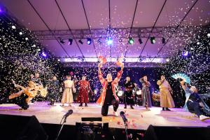 アース・セレブレーション2026内のハーバーコンサート。紙吹雪が舞う中、踊りや歌を複数人で披露している。