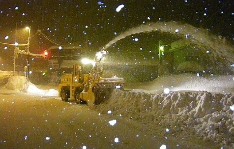 ロータリー除雪車による夜間の除雪作業1の画像