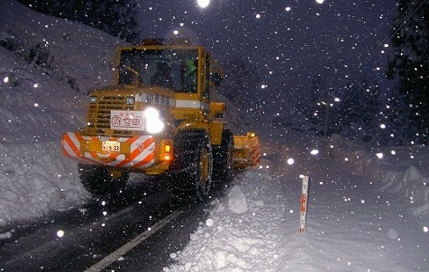 除雪ドーザーによる夜間の除雪作業1の画像
