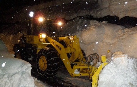 除雪ドーザーによる夜間の除雪作業2の画像