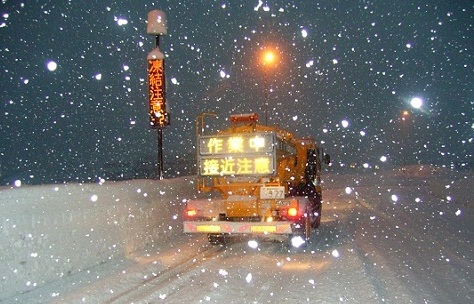 凍結防止剤散布車による夜間作業の画像