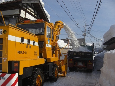 ダンプトラックを使った排雪作業の画像