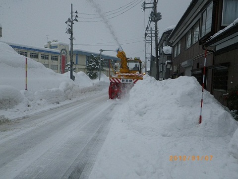 ロータリー除雪車による除雪・排雪作業の画像