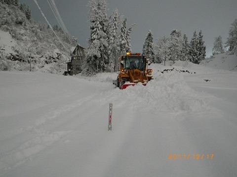 除雪ドーザーによる除雪作業2の画像