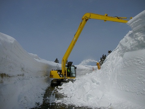 機械による雪庇(せっぴ)処理作業の画像