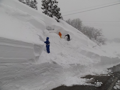 人力による雪庇(せっぴ)処理作業の画像