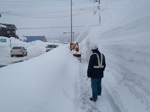 小型ロータリー除雪車による歩道除雪の画像