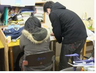 子ども達が教え合っていますの画像