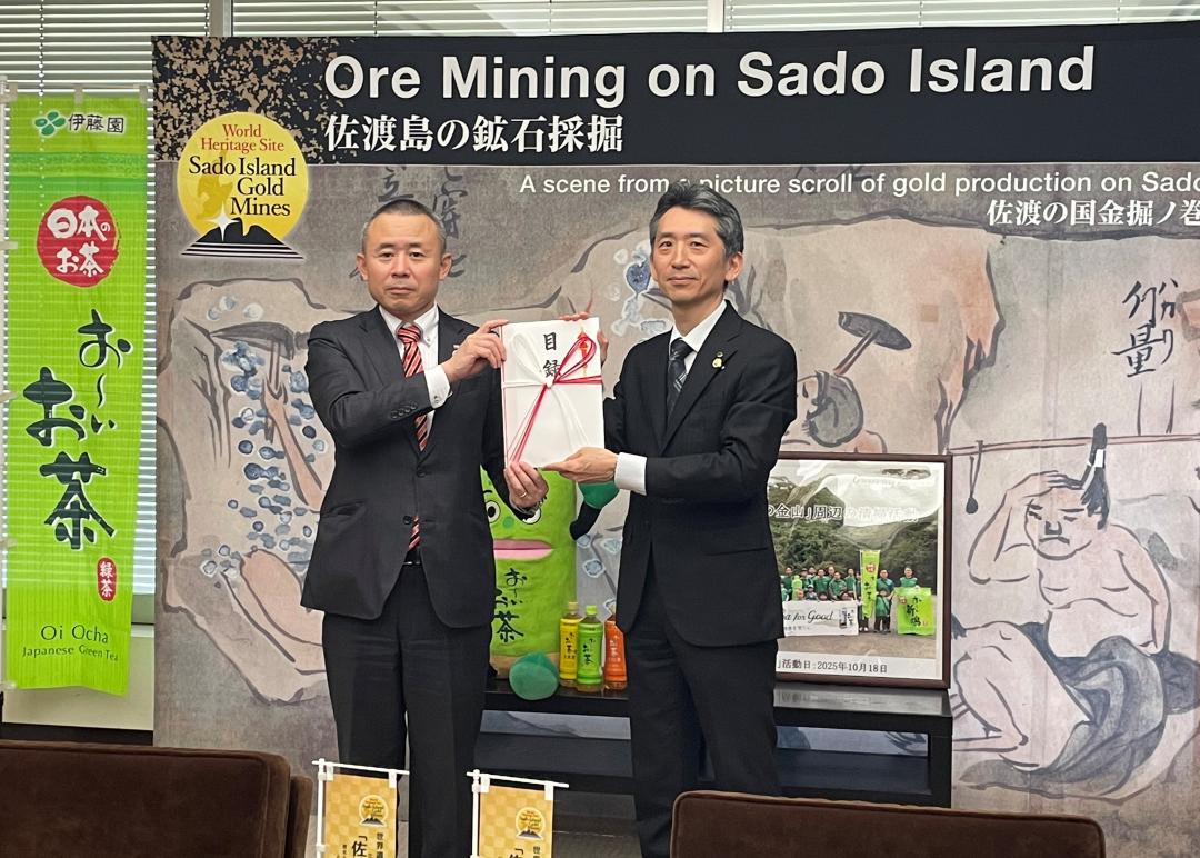 株式会社伊藤園の経澤部長より、鈴木福知事へ寄付目録を手渡している様子
