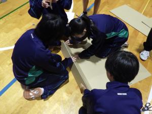 段ボール橋作製1