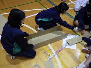 段ボール橋作製2