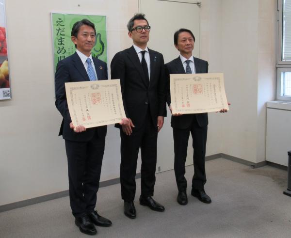 紺綬褒章伝達式の様子