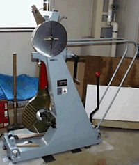 シャルピー衝撃試験機