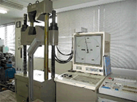 万能材料試験機