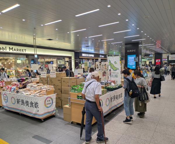 新潟産直市の様子