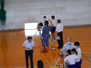 生徒たちが測量機器を操作している様子