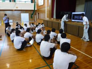 測量機器で求めた四角形の面積と答え合わせをしている様子