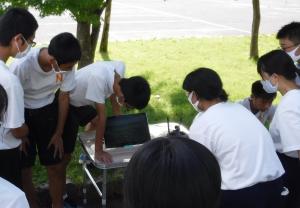 ドローンからの上空ライブ映像を見入る生徒たち